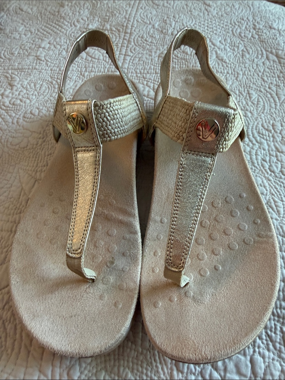 Vionic women’s sandals size 8 gently worn gold
